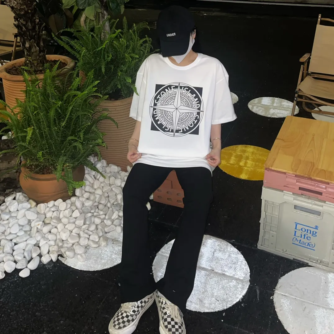 W626#P110💰 [Stone lsland/Stone Island summer new short-sleeved T-shirt with big compass print on the chest] ⚠️[Original creation with high control of details] - Made of 260 grams of combed cotton with 32-count double yarn, soft and comfortable to the touch, sweat-absorbent and breathable. - Simple, basic and versatile style, original quality, the first choice for couples. - Made in a large factory, four needles and five threads on the shoulder, neatly arranged, high quality workmanship. - Same style for men and women. Very versatile, one piece for everyone, details are clearly visible. Color: Black White Size: M L